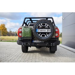 Parechoc arrière FABRYKA 4X4 ZHM avec porte-jerrycan gauche KHLIHD et porte-roue droit MHL 