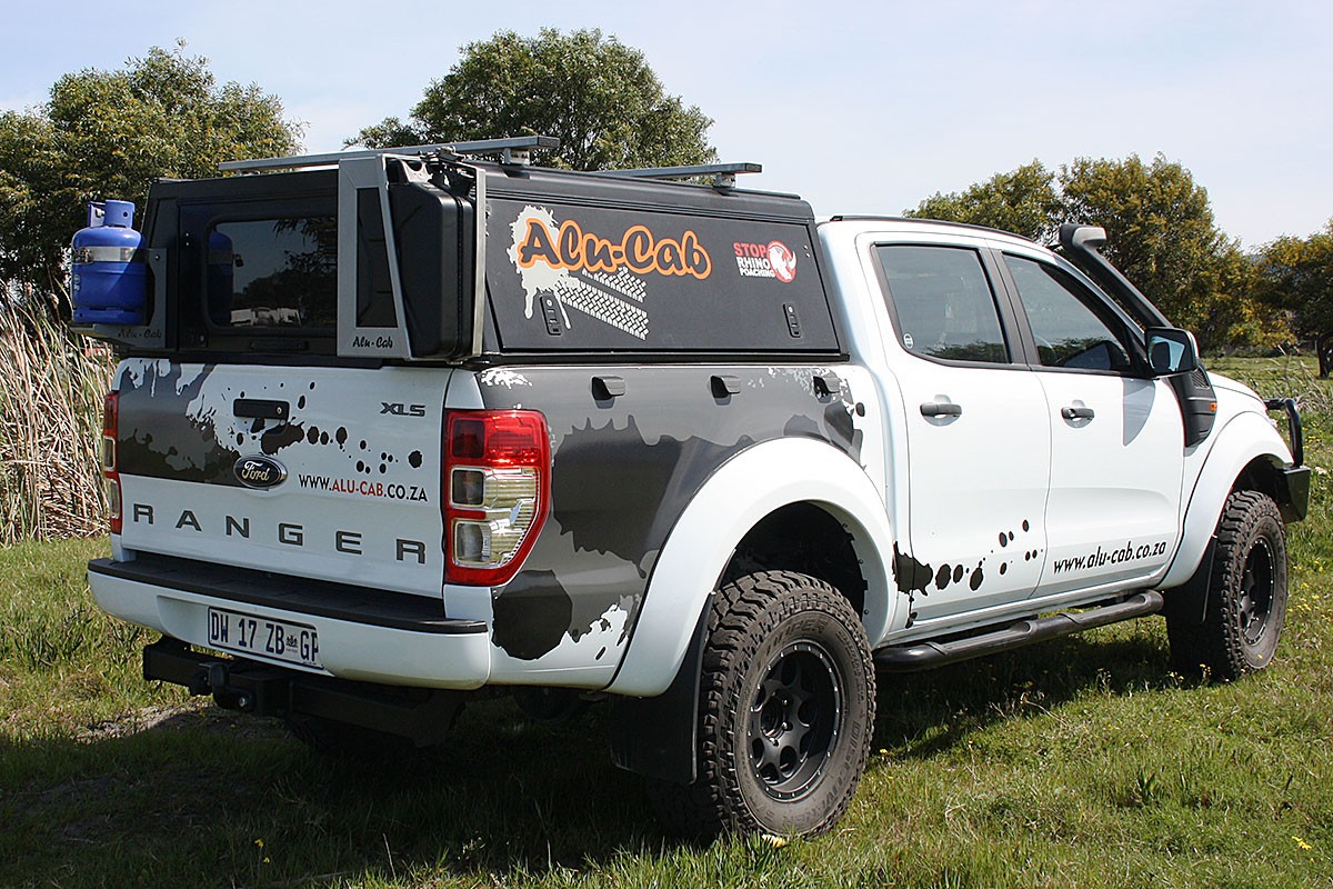 Hard-top aluminium ALU-CAB Adventure Noir Toyota Hilux Vigo 2005-2015 Double Cab • Finition : parois lisses